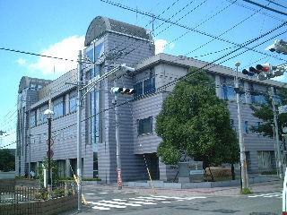 青空の下の中央公民館の外観の写真（「中央公民館「ウィスかすかべ」」のページへリンク）